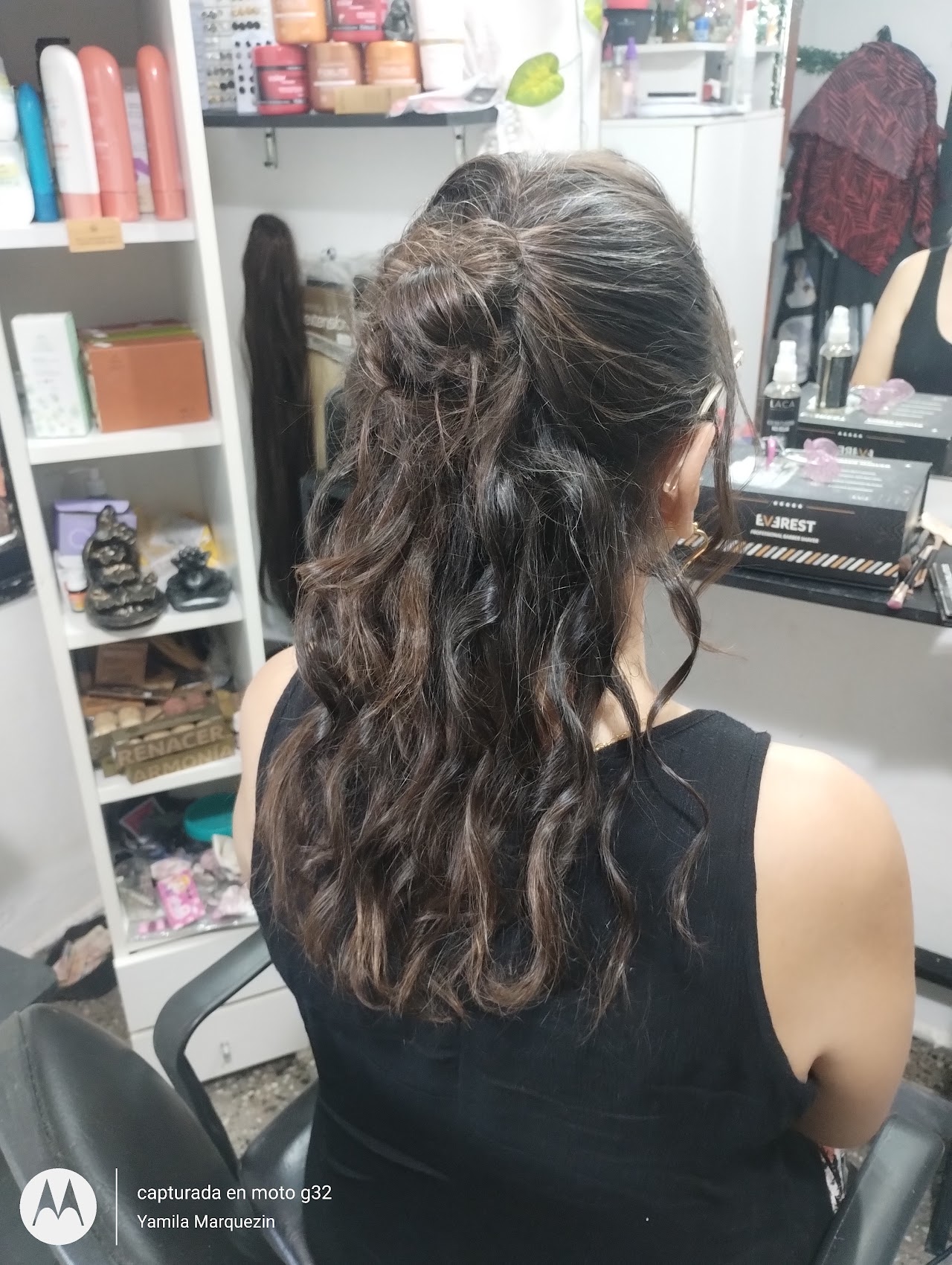 Peinado con ondas definidas y brillo realizado en YM Centro de Estética